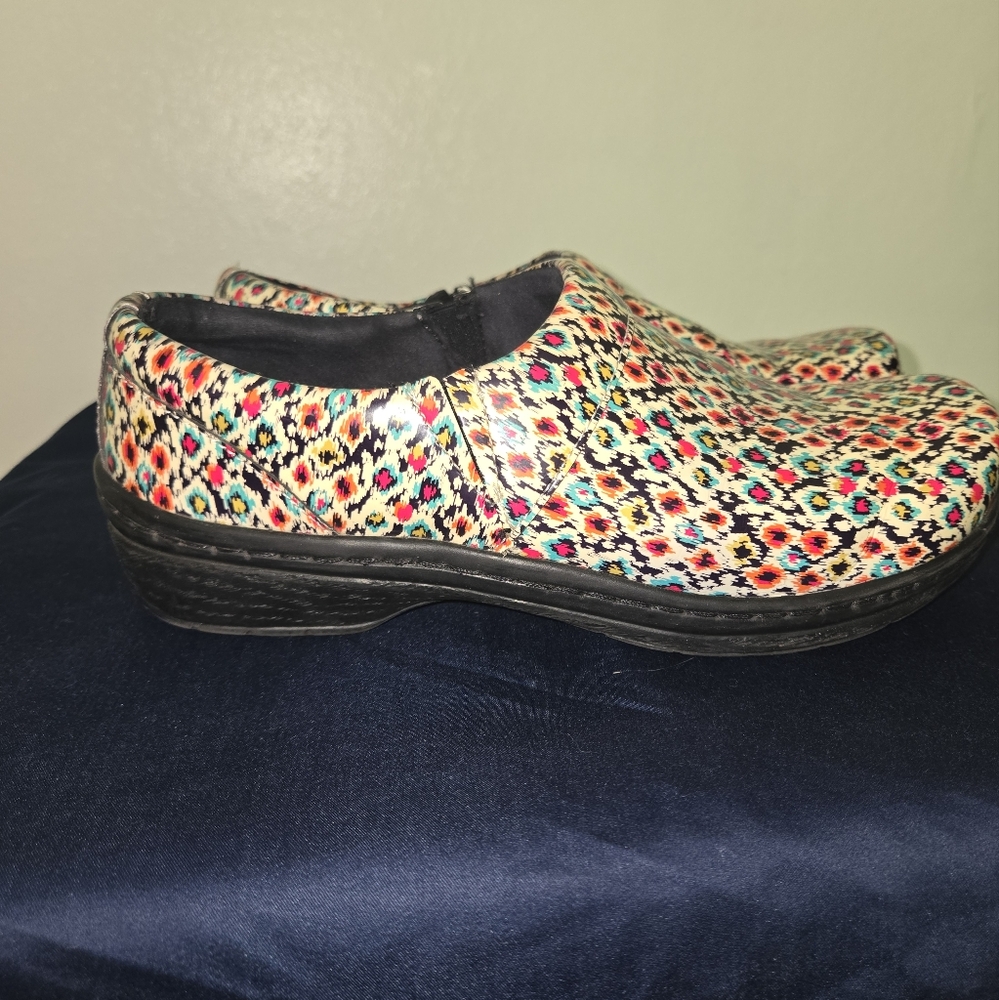 Womens Klog Mission Slip On Clog Nursing Shoe In Pyramid Print